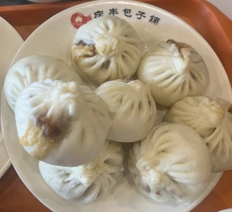 Steamed buns at Qing-Feng Baozi Shop at Badaling