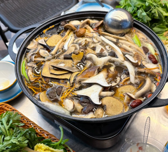 รับประทานอาหารใกล้ศูนย์บริการนักท่องเที่ยวหุบเขาปี้เผิงโกว