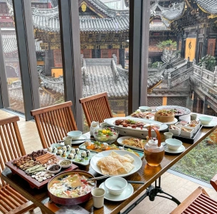 Local dishes enjoyed near Luohan Temple in Chongqing