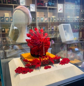 무형문화유산관의 붉은 전통 수제 머리장식