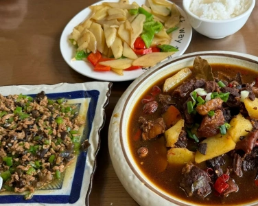 Halfway guesthouse Yunnan style food dishes during trek