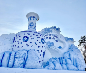 ประติมากรรมหิมะลายเครื่องถ้วยสีน้ำเงินในงานหิมะฮาร์บิน