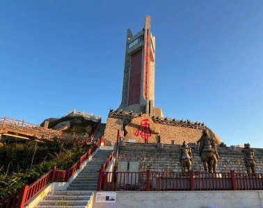 장군산 기념탑과 전망대