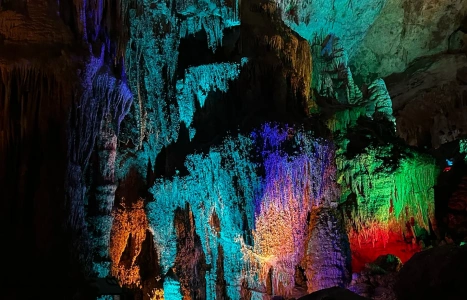 ภายในถ้ำฟู่หรงถ้ำหินงอกหินย้อย