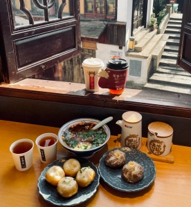 Local food in Zhouzhuang shrimp dumplings and soup
