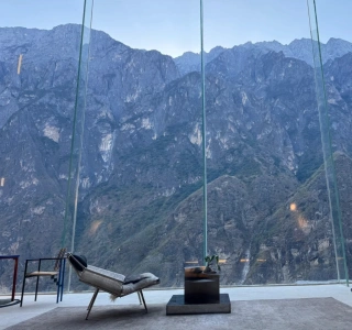 Qiya Café with glass walls and stunning Tiger Leaping Gorge view