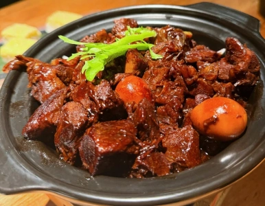 Clay pot beef with eggs served at Hongwuji Restaurant in Pingyao