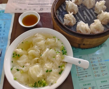 Lushi wonton soup and steamed dumplings in Xitang Ancient Town