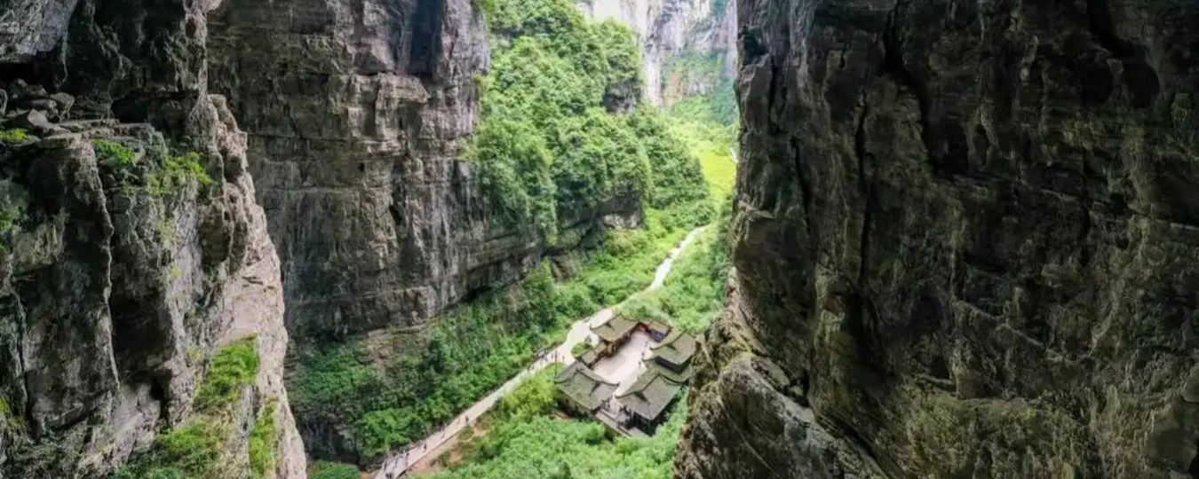 武隆天生三橋の壮大なカルスト峡谷の空撮