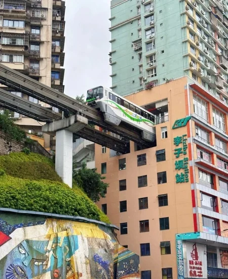 tour_李子坝轻轨站